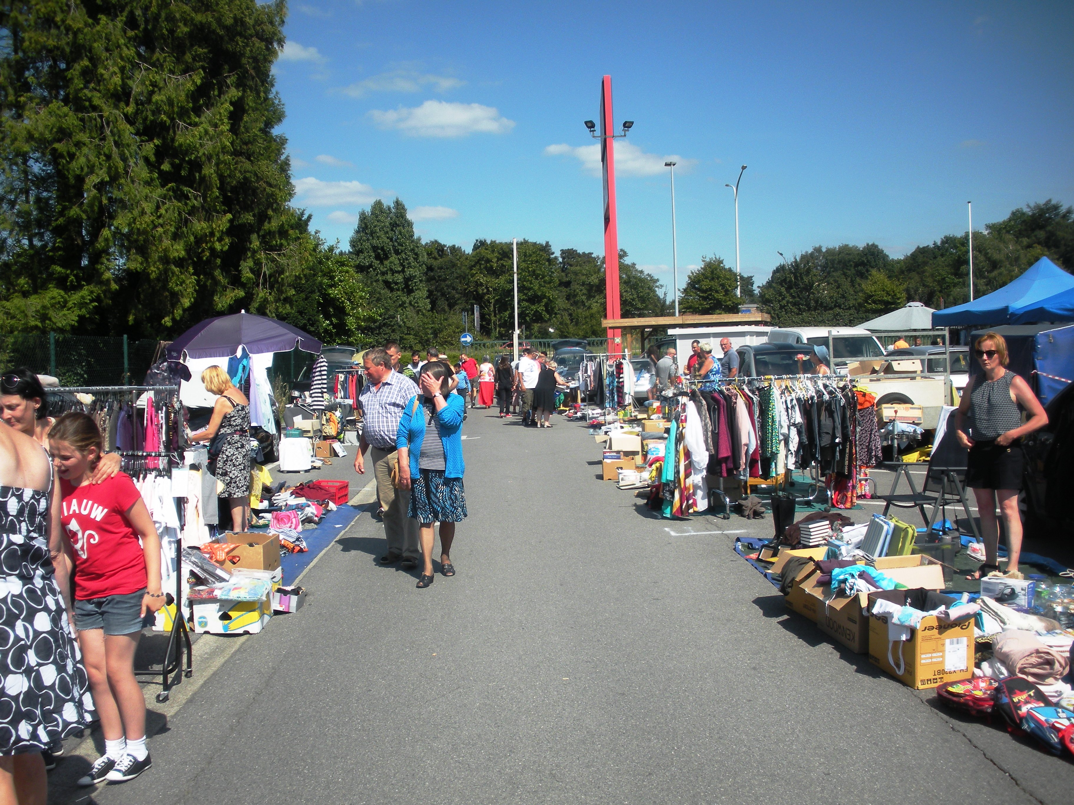 Rommelmarkt Lokt Mensen Naar Buiten Sint Niklaas Het Nieuwsblad