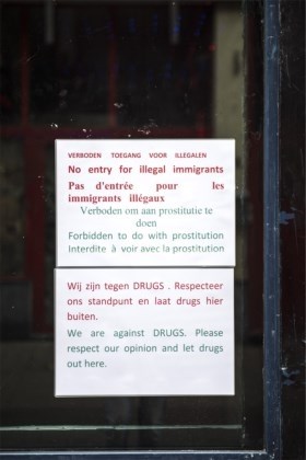 Berucht café 't Keteltje heropent met opvallende affiche: