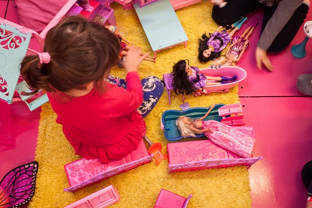 Barbies hebben wel degelijk invloed op hoe jonge meisjes zic&hellip; Het