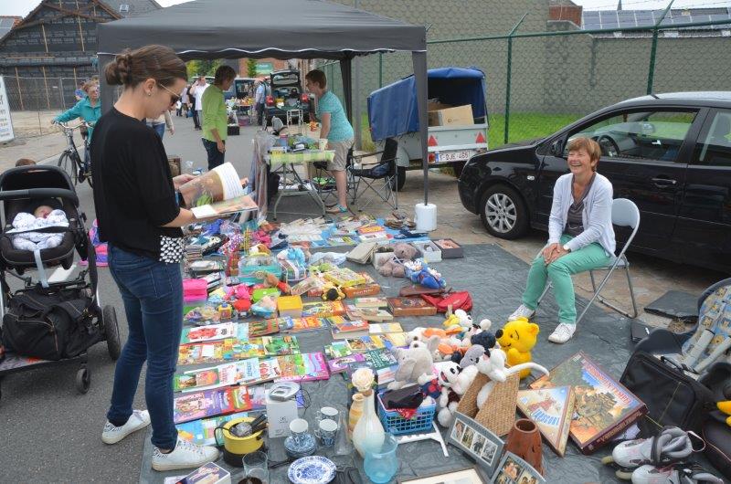 220 Standhouders Op 11de Rommelmarkt (Londerzeel) - Het Nieuwsblad