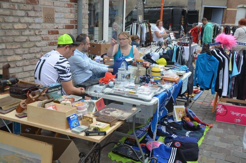 220 Standhouders Op 11de Rommelmarkt (Londerzeel) - Het Nieuwsblad