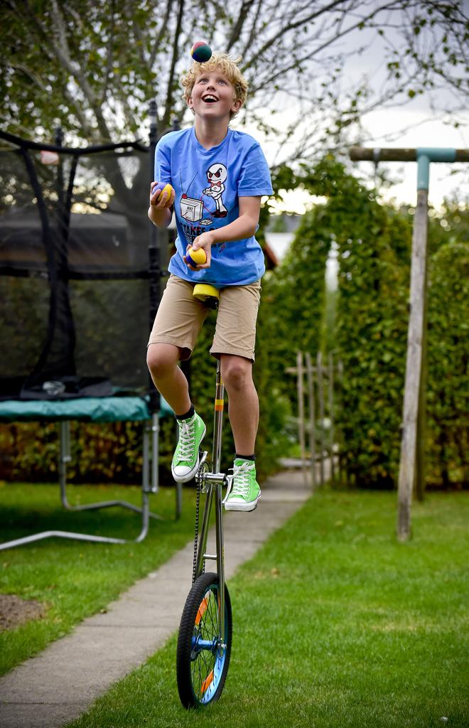 Thijs (10) rijdt overal naartoe met zijn eenwieler | Het Nieuwsblad
