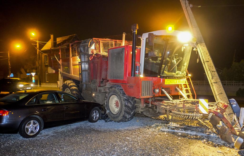 Landbouwmachine Ramt Geparkeerde Auto En Rijdt Betonnen Paal Omver (LI ...