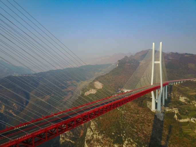 IN BEELD. China opent hoogste brug ter wereld