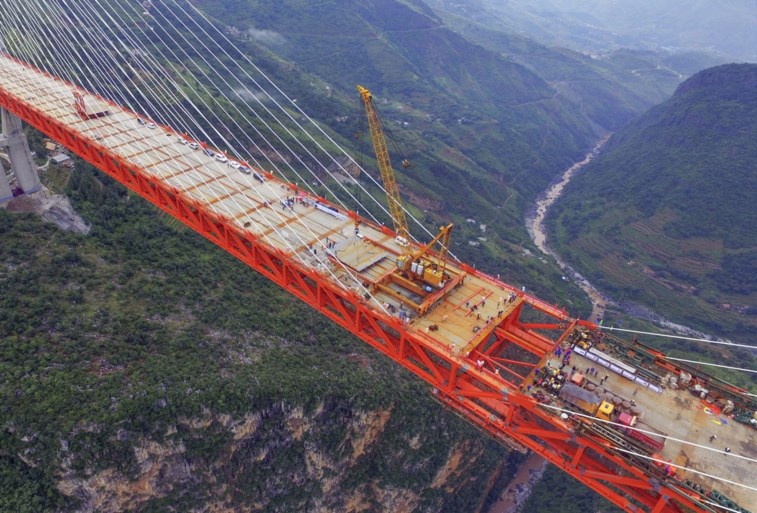 IN BEELD. China opent hoogste brug ter wereld