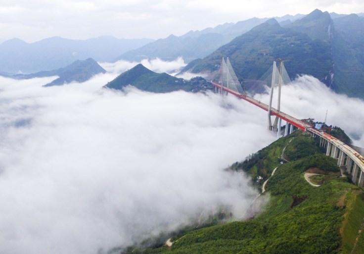 IN BEELD. China opent hoogste brug ter wereld