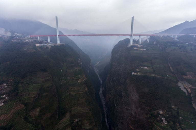 IN BEELD. China opent hoogste brug ter wereld