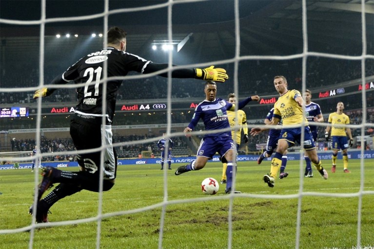Anderlecht klopt STVV met wat hulp van de ref en een klasseflits