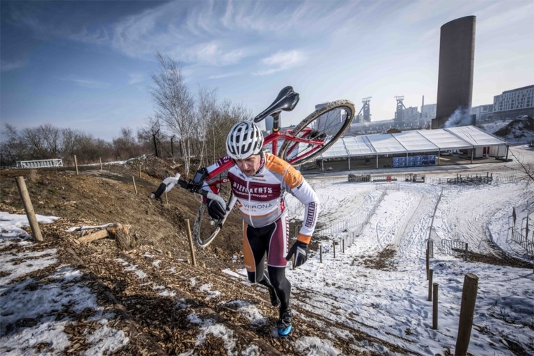 EXCLUSIEF. Bart Wellens verkent besneeuwd WK-parcours: “Als het dooit, toch iets meer voor Van Aert”