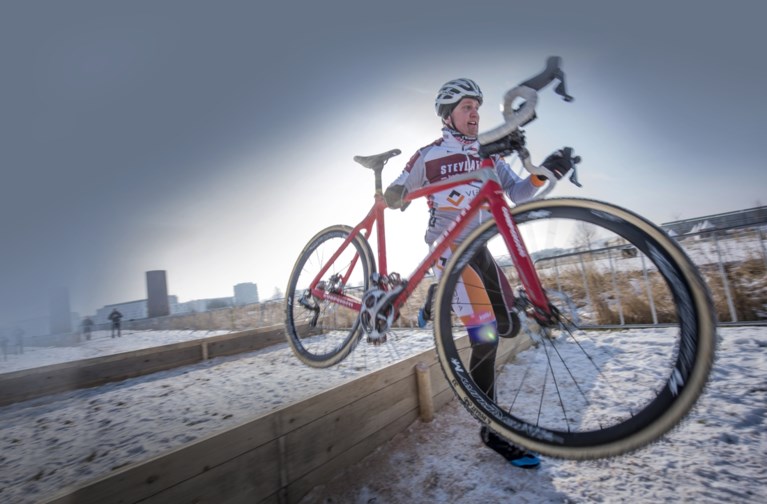 EXCLUSIEF. Bart Wellens verkent besneeuwd WK-parcours: “Als het dooit, toch iets meer voor Van Aert”