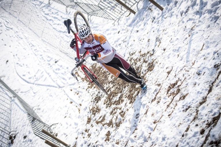EXCLUSIEF. Bart Wellens verkent besneeuwd WK-parcours: “Als het dooit, toch iets meer voor Van Aert”