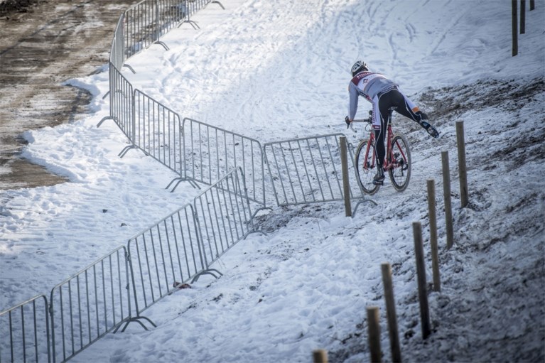 EXCLUSIEF. Bart Wellens verkent besneeuwd WK-parcours: “Als het dooit, toch iets meer voor Van Aert”