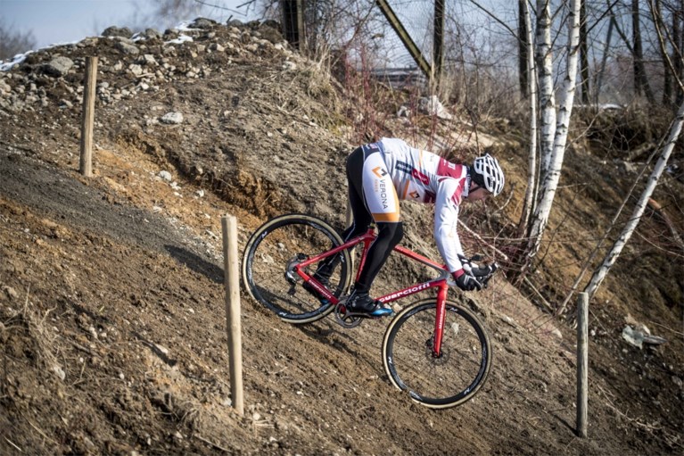 EXCLUSIEF. Bart Wellens verkent besneeuwd WK-parcours: “Als het dooit, toch iets meer voor Van Aert”