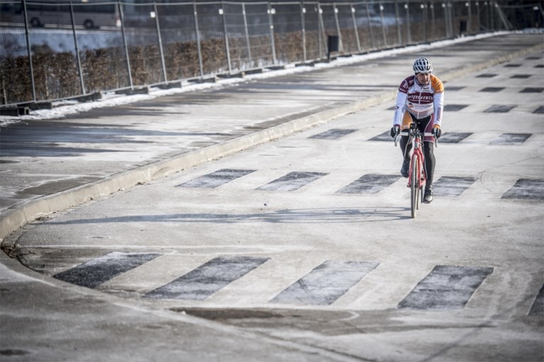 EXCLUSIEF. Bart Wellens verkent besneeuwd WK-parcours: “Als het dooit, toch iets meer voor Van Aert”
