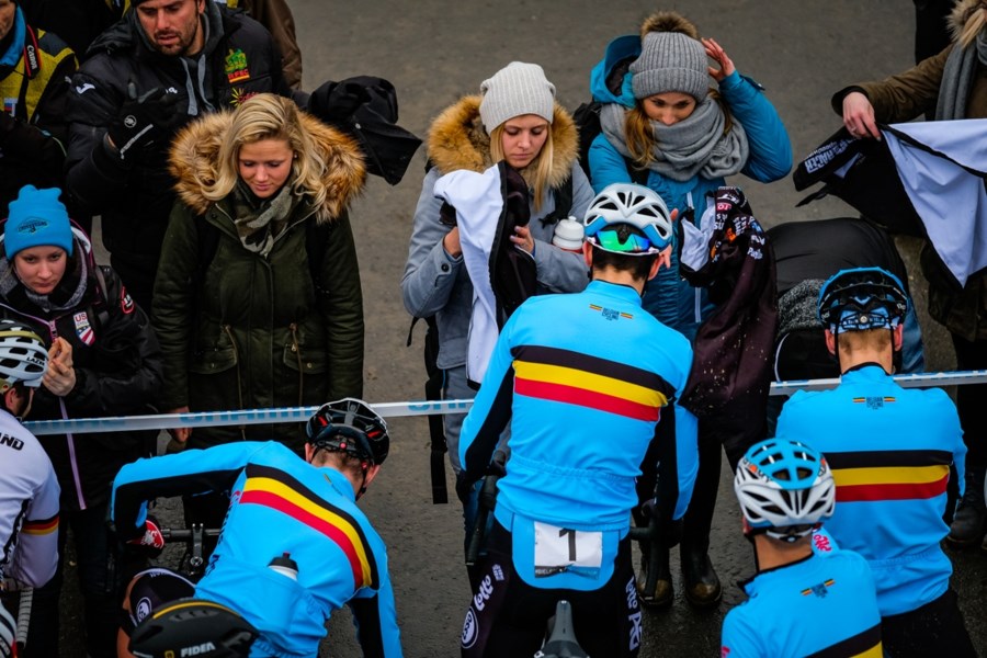 Exclusieve foto’s: zo beleefden Van Aerts vriendin en ouders... - Het