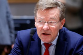 Vakbonden betalen boetes van buschauffeurs, Van Overtveldt stuurt fiscus op hen af