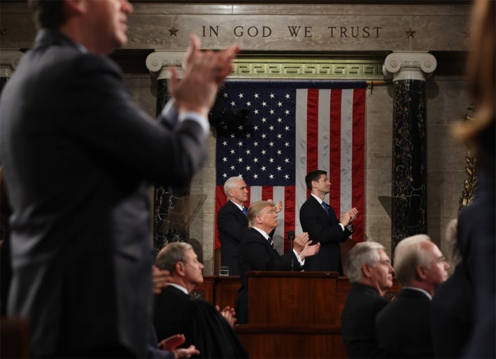 Weduwe van gesneuvelde soldaat krijgt staande ovatie tijdens speech Trump