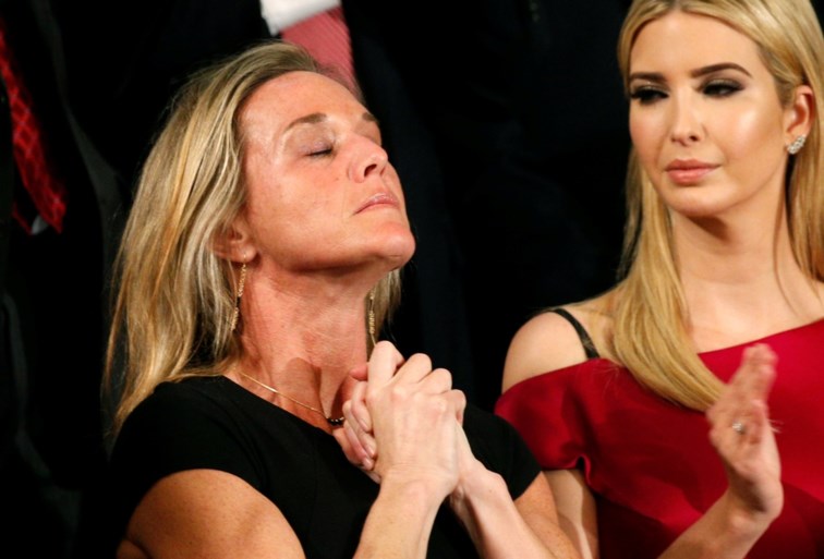 Weduwe van gesneuvelde soldaat krijgt staande ovatie tijdens speech Trump