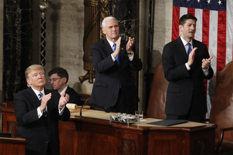 Weduwe van gesneuvelde soldaat krijgt staande ovatie tijdens speech Trump