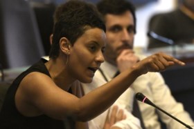 Directeur Grote Moskee ondervraagd, maar laat commissie verbijsterd achter na dovemansgesprek