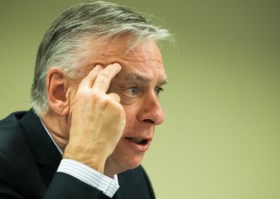 Directeur Grote Moskee ondervraagd, maar laat commissie verbijsterd achter na dovemansgesprek