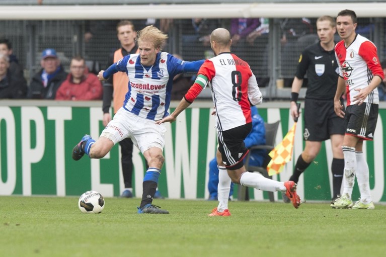 Feyenoord deelt Ajax tik uit in Nederlandse titelstrijd