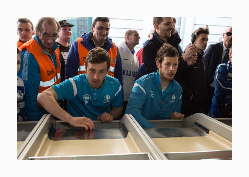 Spelers KAA Gent smullen van oliebollen op foor (Gent ...