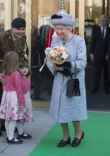 Dit doet koningin Elizabeth om pijnlijke voeten te voorkomen