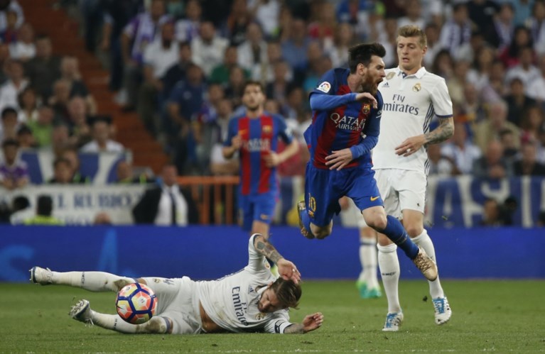 Messi beslist Clasico in slotseconden: plots is Spaanse competitie weer spannend