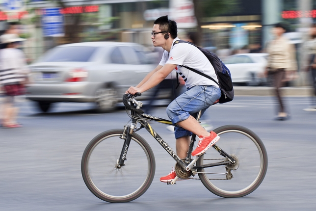 opblijven Doorzichtig Schuine streep Na dodelijk ongeval met fietser: “Pas op om met oortjes te fietsen of  lopen” | Het Nieuwsblad Mobile