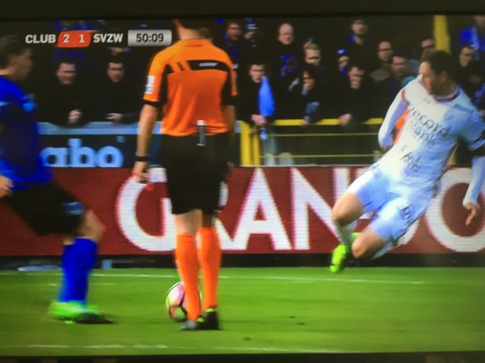Zulte Waregem-speler ontsnapt aan rood na deze vliegende tackle