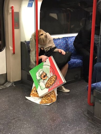 Ze viel in slaap op de trein en zag niet wat er vervolgens met haar ontbijt gebeurde