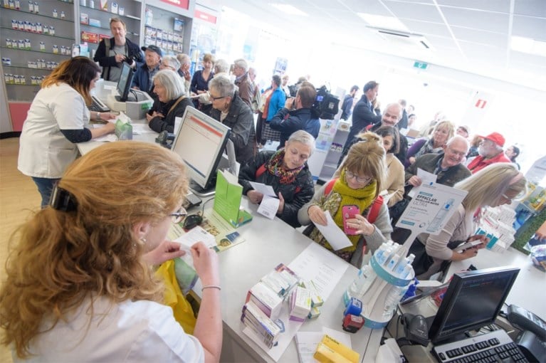 Honderden Belgen overspoelen Hulst op jacht naar goedkope medicijnen