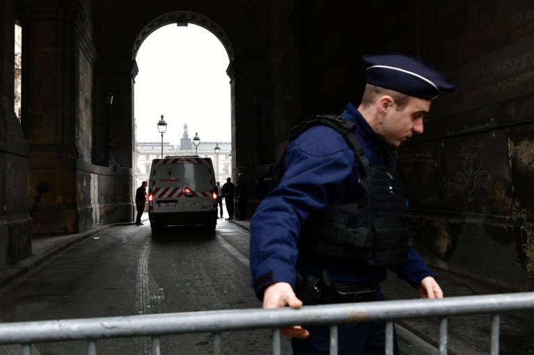 Binnenplein Louvre tijdlang ontruimd om veiligheidsredenen