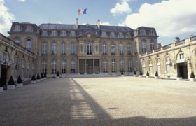 Zijn loon en het land waar hij prins van wordt: wist u dit al over de Franse president?