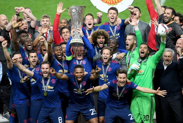 Fellaini en Man United troosten Manchester met eerste eindzege in Europa League