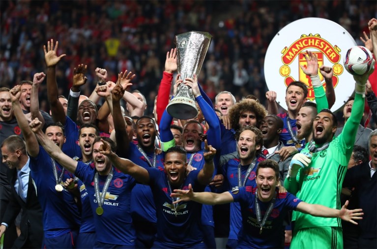 Fellaini en Man United troosten Manchester met eerste eindzege in Europa League