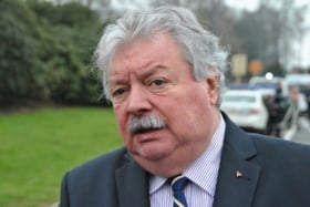 Dit is de nieuwe burgemeester van Brussel: flamboyant, vlot en niet onbesproken