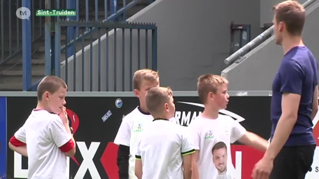 Video Honderden Kinderen Voetballen Met Simon Mignolet Voor Als Liga