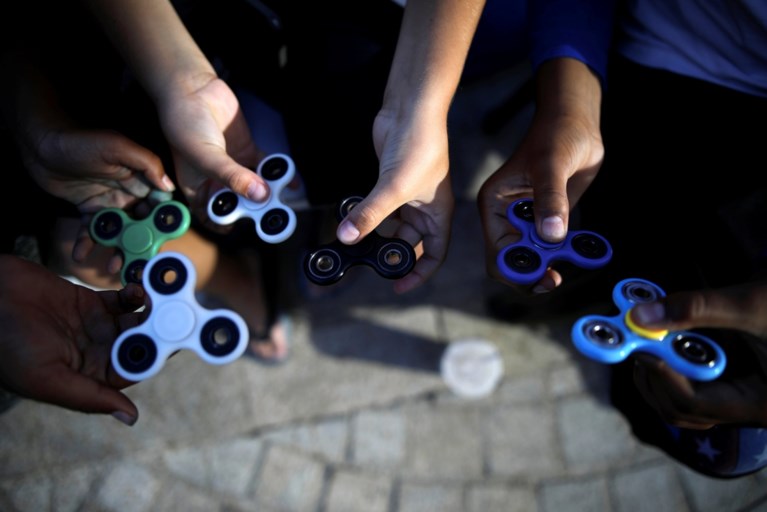 Kris Peeters wil controles op populaire fidget spinners