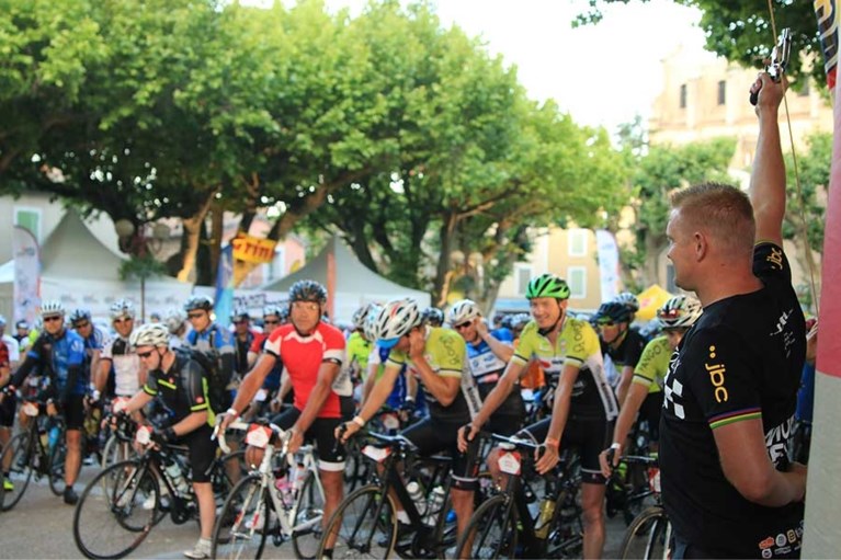Merckx en Poulidor emotioneel op herdenking voor Tom Simpson