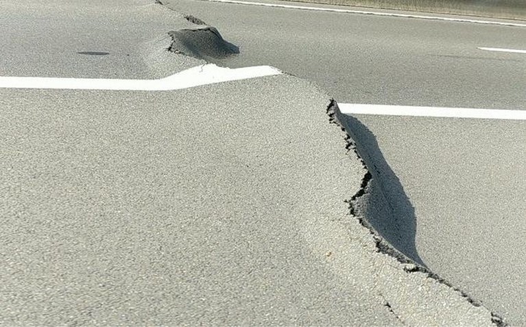 Wegdek E314 gebarsten door hitte: snelweg pas maandagochtend volledig open