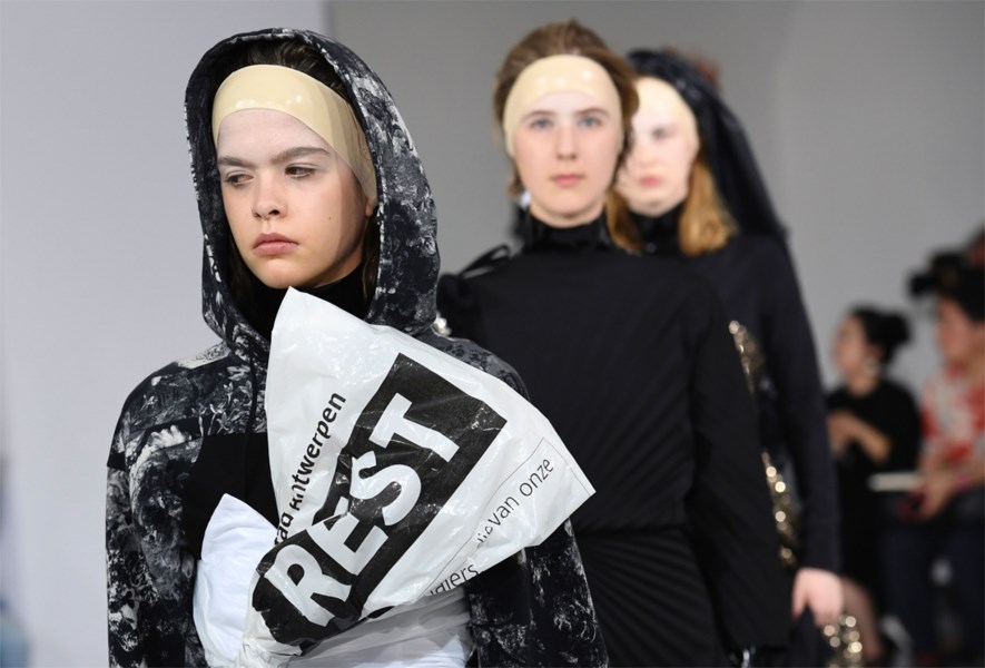 A F Vandevorst Maakt Couture Van Antwerpse Vuilniszakken Het