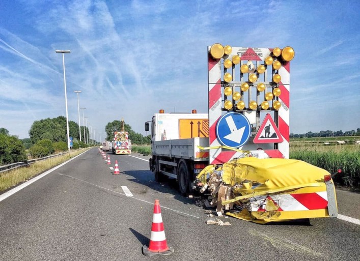 Zwaar incident op E40 richting Oostende met vier voertuigen, één bestuurder kritiek