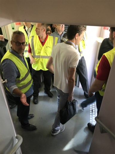 Duizend reizigers urenlang vast door geblokkeerde trein in Denderleeuw