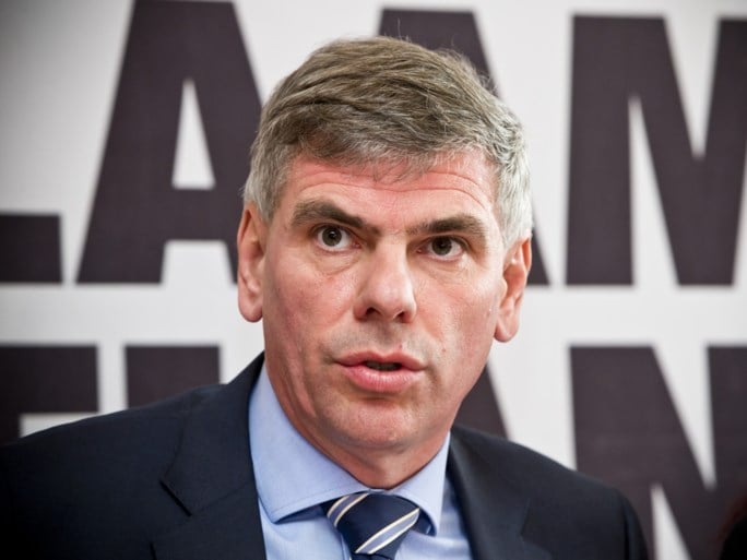 Filip Dewinter wil mee op zee vluchtelingen tegenhouden. Maar Vlaamse activisten zien dat niet zitten