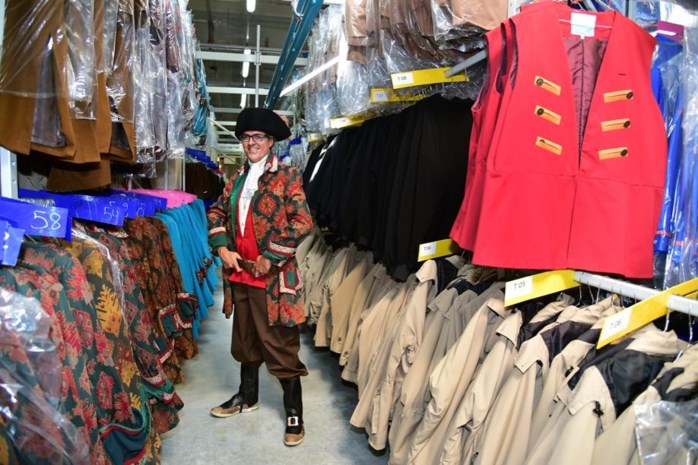 Onze Man Draait Mee In De Grootste Kostuumwinkel Van Europa