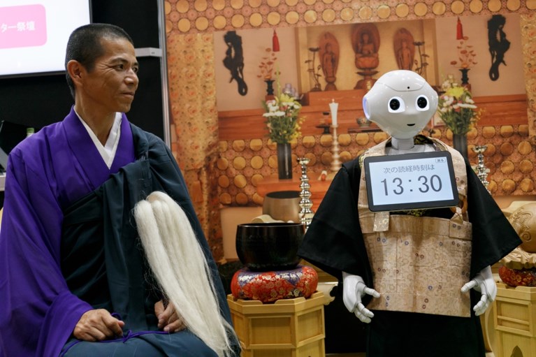 Deze robot kan je inhuren als priester op je begrafenis