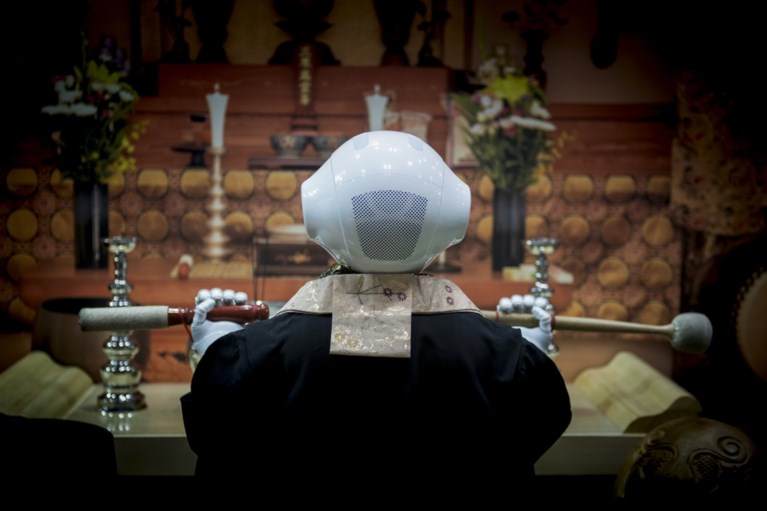 Deze robot kan je inhuren als priester op je begrafenis