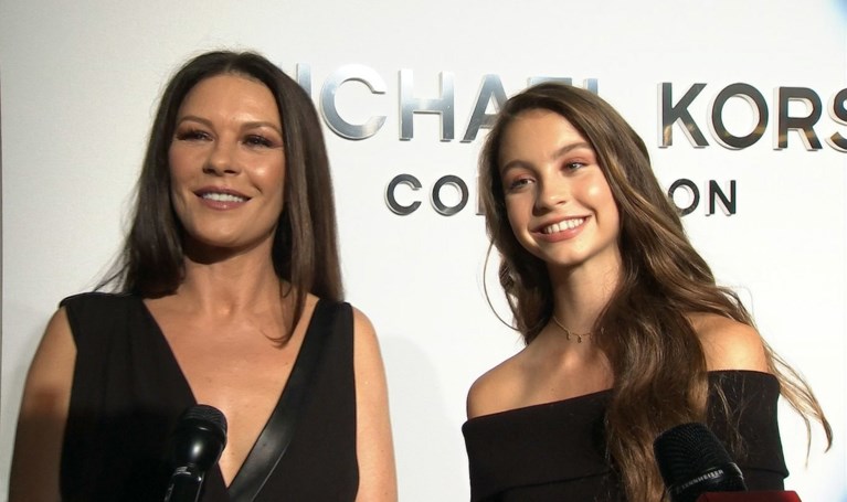Dochter Catherine Zeta-Jones lijkt steeds meer op haar moeder